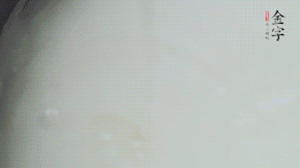 將浸泡了30分鐘的米放入電飯煲中，在水中加入半勺油。