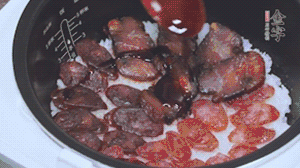 關(guān)上蓋子繼續(xù)燜煮20分鐘淋上醬汁。