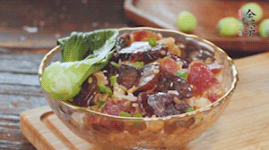 期間用開水燙熟青菜，煎好荷包蛋~ （懶人可忽略此步）