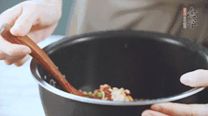 揭開鍋蓋，放上青菜，荷包蛋，就可以吃了。