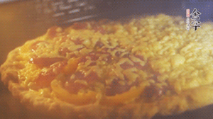 準(zhǔn)備好披薩餅皮，烤盤刷油后入烤箱預(yù)熱10分鐘，放上面餅后180度烤10分鐘。（現(xiàn)成買的披薩皮，就忽略此步驟）