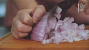 2.半個青椒、半個黃椒切圈、一個洋蔥切丁、三個白蘑菇切片備用。