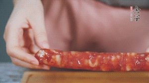 金字火腿肉香腸切成片狀。