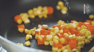 胡蘿卜、玉米洗凈后，處理成粒，加鹽簡單炒制。