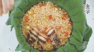 擺上金字醬肉，妥帖包裹好上鍋蒸。