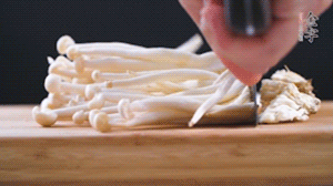 海鮮菇、蟹味菇去掉根部，洗凈。