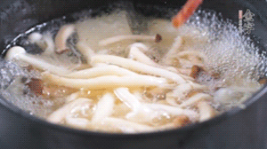 依次放火腿、豆腐，加水大火燒開，小火燉煮20分鐘，出鍋前撒上蔥花即可。