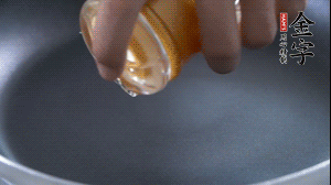 植物油入鍋，翻炒冬瓜。