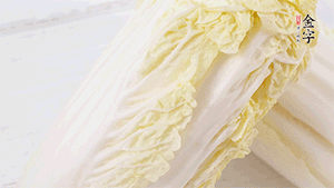 娃娃菜洗凈，對(duì)半切。