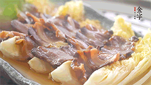 出鍋后擺上香菜。