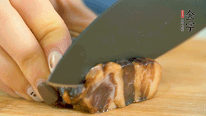 金字風(fēng)味醬肉切成片，上鍋蒸15分鐘。