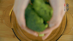 西蘭花洗凈，切成小塊汆燙，切碎。