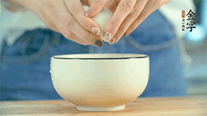 雞蛋液打散，可以加點(diǎn)鹽和黃酒，邊煎邊用筷子攪拌。