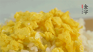 將雞蛋碎、西蘭花碎和放涼的米飯混合，用少許鹽、橄欖油調(diào)味。