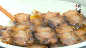 鋪上一片醬肉，撒點(diǎn)芝麻即可。