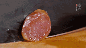 金字火腿肉香腸上鍋蒸15分鐘，切片備用。