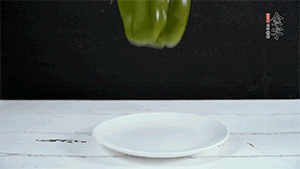 雞蛋打散，加青椒粒、蔥花攪拌。