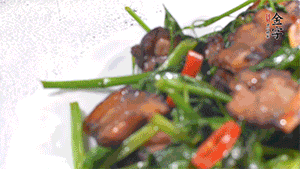 出鍋前加少許鹽調(diào)味。