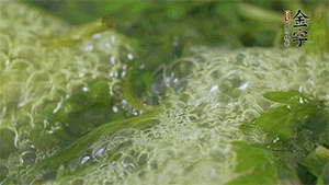 艾草葉放入煮沸的水中，加點(diǎn)食用堿，待變成深綠色時(shí)撈出，放入冰水中，瀝干備用。