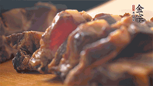 金字醬肉切成小丁。