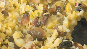 熱油起鍋，下醬肉丁炒香，再加入筍丁、適量水淀粉勾芡翻炒均勻。