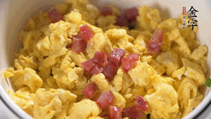 將香腸、韭菜、雞蛋攪拌均勻，可適當(dāng)加玉米油、十三香、味精調(diào)味。