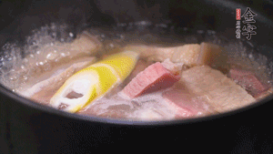 火肉、豬肉加料酒、清水大火煮開后，加入春筍小火慢燉40分鐘，出鍋前撒蔥花即可。