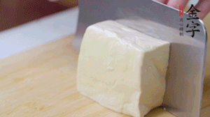 老豆腐切片，浸水備用。