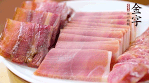 擺盤后鋪上老豆腐，淋點料酒，灑點白糖上鍋蒸20分鐘。