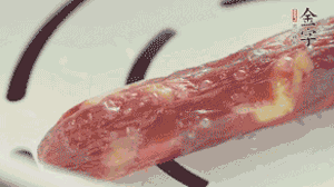 香腸蒸至半熟切片，筍切丁備用。