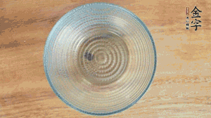 取一個(gè)碗，香菇倒放，香腸片圍繞鋪成圓形，加炒好的米飯壓實(shí)。