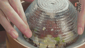 碗倒扣到盤(pán)中，擺上焯水后的熟蝦仁即可。