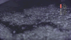 小青菜洗凈后，鍋中水燒開(kāi)，放點(diǎn)鹽和滴幾滴油后燙熟。