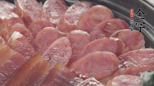 沿著米飯邊淋一圈玉米油，擺上小青菜，淋上醬油和湯調(diào)成的醬汁，撒上辣椒粒、香蔥末即可。