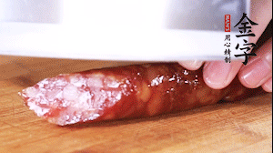 金字肉感香腸切成片，大蒜切末。