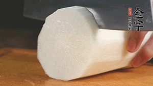 白蘿卜去皮切塊，豆芽洗凈。