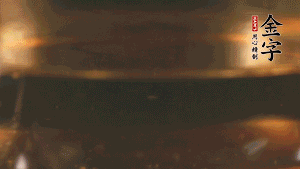 冷水下鍋，加入牛仔骨、姜片焯水備用。