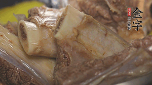 鍋中加熱適量油，加入姜和牛仔骨炒至外表呈金棕色。