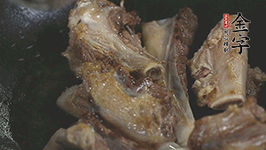 加入白蘿卜、料酒、水、火腿煮40分鐘。