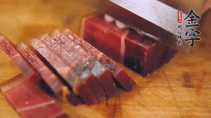 金字火腿溫水浸泡30分鐘，切成小塊。