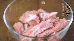 切成小段的排骨洗凈后，加姜片焯水3分鐘。