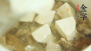 加入適量清水、黃酒燉開后，小火煮1小時即可。