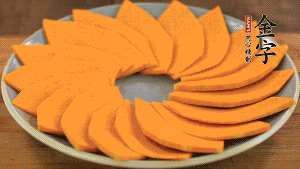 秋葵、南瓜交叉擺在盤(pán)中，然后香腸片置于上面，擺成花環(huán)狀。