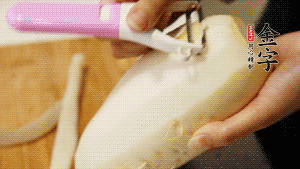 蘿卜去皮，切成絲。（如果用擦菜板，不能選擦成太碎的）