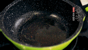 盆中放入炒好的蘿卜絲、香腸等食材，加粘米粉、澄粉，一邊倒香菇水，一遍攪拌成稀糊狀。（加入少量的澄粉可以讓蘿卜糕質(zhì)地柔軟又充滿彈性，而且還可以增加成品的透明感。 ）