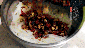 在蒸盤中鋪上油紙，鋪好食材后壓一壓，蒸箱中蒸30分鐘即可。（蒸好的蘿卜糕切成厚片，用少量油煎一下，撒點(diǎn)蔥花口味更好。）