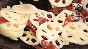 依次下香腸片、藕片翻炒均勻，加適量清水燜熟。