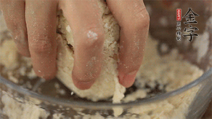 揉勻成光滑的面團(tuán)后，醒發(fā)半小時(shí)。