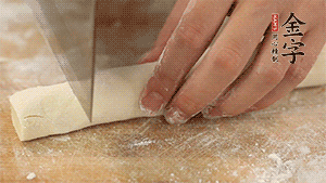 均勻切段后搓成長(zhǎng)條狀，繞到香腸上，以紅豆點(diǎn)綴眼睛。