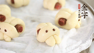 上鍋大火蒸20分鐘后，關(guān)火燜5分鐘就可以了。